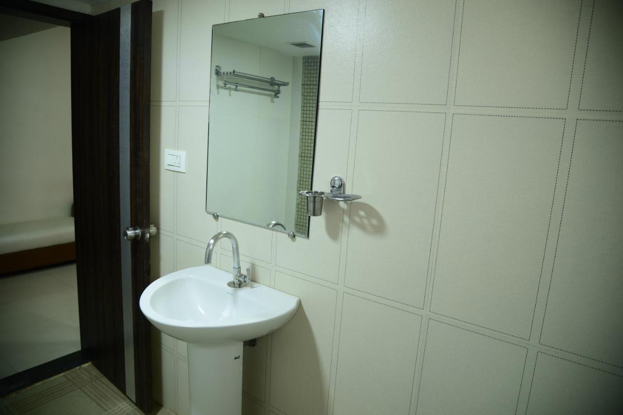 Miles Inn Hotel ハッサン エクステリア 写真